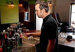 Cafébaas Alexander Vanderspikken vreest de verhuizing niet. Phillip Pergens