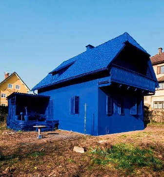 In het blauwe huis is werkelijk alles blauw, van de bloempot tot de sofa.rr