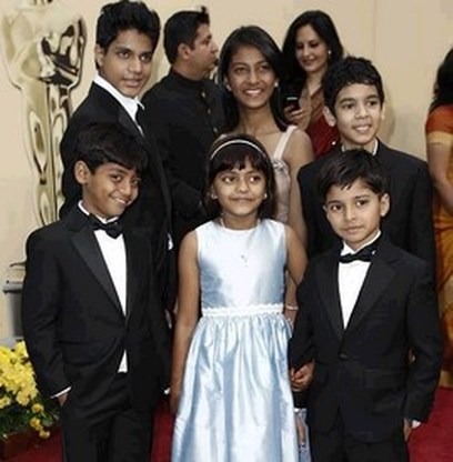Vader zet kindster uit Slumdog Millionaire te koop