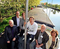 Projectleider Tim Vandewalle (midden) stelde samen met burgemeester Lieven Lybeer, Rik Desmet, Johan Dejonckheere, Dirk Van Ammel en Katrien Galloo het scheepsproject 'Ahoi' voor. Patrick Holderbeke
