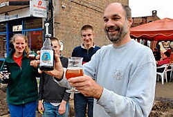 Bierbrouwer Johan Brandt en echtgenote Christine De Schepper aan Brouwerij De Regenboog in de Astridlaan. 'Het stadsbestuur had slechts oog voor één brouwerij.' Michel Vanneuville
