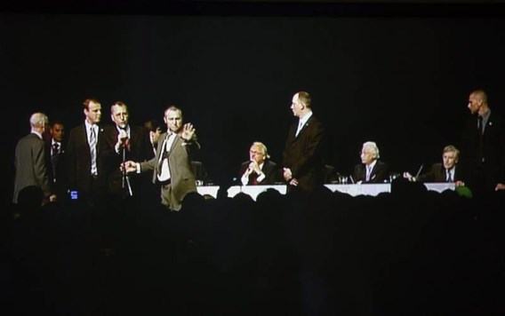 Modrikamen beklimt het podium om de gemoederen te bedaren