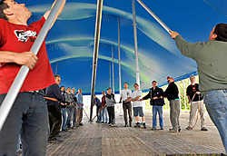 In de Trakelweg is de opbouw van het Labadouxfestivaldorp volop aan de gang.