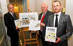 De Vriendenkring van de Troost, met van links naar rechts Philippe Cornut, Gilbert Putteman en Filip Leemans, stelden trots hun boek 'Pjééd in de taloêir' voor. Koen Merens