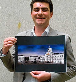 Lichtkunstenaar Guillaume Jéol pakt eerst het Koningsplein aan, en zakt daarna af naar het Muziekinstrumentenmuseum. Tegen 2012 moet de hele wijk rond Kunstberg verlicht zijn. Paul Demeyer