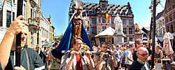 De Mariaprocessie is een traditie in Halle. Yvan De Saedeleer