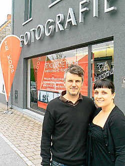 Rüt en Dieter bij hun huis dat te koop staat. Johan De Ruyck