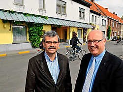 Commissaris Benny Staelens (links) en burgemeester Carl Vereecke voor het Huis Van Wonterghem in de Koning Leopold III-straat. Patrick Holderbeke