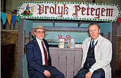 Organisator Willy Naessens (rechts) en stoetenbouwer Marc Van Quickelberghe bij de toog van een praalwagen in opbouw. pdv