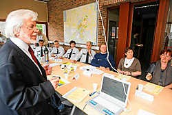 'Er komen steeds meer anderstaligen in Vlaams-Brabant. Leuk, maar we moeten hen wel leren dat Nederlands hier de officiële bestuurstaal is', zegt gedeputeerde Tom Troch (SP.A). Koen Merens