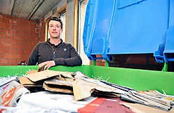 Milieu-ambtenaar Bram Bossuyt: 'De Ardooienaren zijn begaan met de verwerking van afval.'<br>Foto's Frank Meurisse