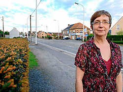 Marleen Bornauw aan de Ninoofsesteenweg: 'Er zijn hier veel ongevallen gebeurd.'Yvan De Saedeleer