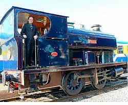 De gerenoveerde stoomlocomotief 'Fredje' blinkt weer op de sporen. Erwin Mynsberghe