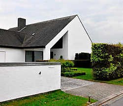 De dieven belden aan bij deze villa in de Schepen Gyootstraat in Kortrijk. phk