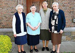 Zusters Anna Van Looveren, Monique Lauwers, Francine Vermant en Maria Kestens (vlnr.) verlaten als laatste zusters het rusthuis in de Lange Minnestraat. Hendrik De Rycke