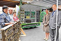 Martine Spriet, Geert Vandewaetere, Carine Schelpe, Lieve Baert en Herman Jonckheere testen de compostmobiel.