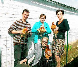 Peter Desmet, Carine Verstraete, Fabienne Allaert en vooraan Eric Govaere zien heil in kippen als afvalverwerkers.Marc Debruyne