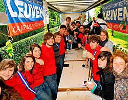 De sfeer zat er meteen goed in voor de vierde studentenparade, getuige de Kulak-praalwagen. phk