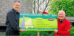 Joris Uyttenhove en Willy Billiet staan klaar om bezoekers te ontvangen op de twintigste Handelsbeurs in Tielt.Ingrid Castelein
