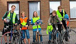 Begeleiders Jeremi Vaneeckhout en Maarten Debels reden samen met Flore Deschepper, Cedric Vanrenterghem en Bram Lippens naar enkele verkeersknelpunten in de gemeente.djw