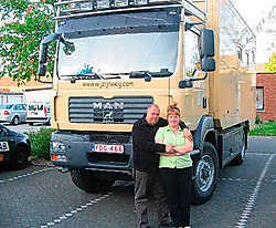In deze truck hebben Patrick en Greet heel wat comfort: een keuken, een badkamer met toilet en douche, een slaapgedeelte, een computer met internetverbinding, camera's voor en achter, satellietantenne en gps.<br> Eddy Vuylsteke