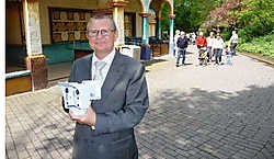 Luc Verbeurgt van Mobotix toont een camera, zoals er nu in Bellewaerde Park 70 hangen. pli