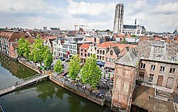 De Vismarkt wordt volledig autovrij nà 11.30 uur 's ochtends. Enkele handelaars zijn daar niet tevreden over. 'Hopelijk verliezen we hierdoor geen klanten.' Stijn Hermans