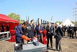 In Neerpelt werd de eerste steen van de nieuwe brandweervoorpost gelegd. Noord-Limburg was al jaren een blinde vlek op het vlak van snelle hulpverlening bij brand. Kizzy Van Horne