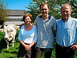 Karel tussen mama Catherine en vader Jacques. dhs