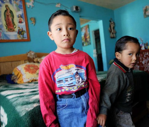 Edgar Hernandez Hernandez (links) uit het dorpje La Gloria zou het allereerste slachtoffer geweest zijn van de Mexicaanse griep. photo news