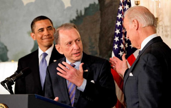 Overloper Arlen Specter (midden) maakt een praatje met president Obama, gisteren honderd dagen in ambt, en vicepresident Biden. ap