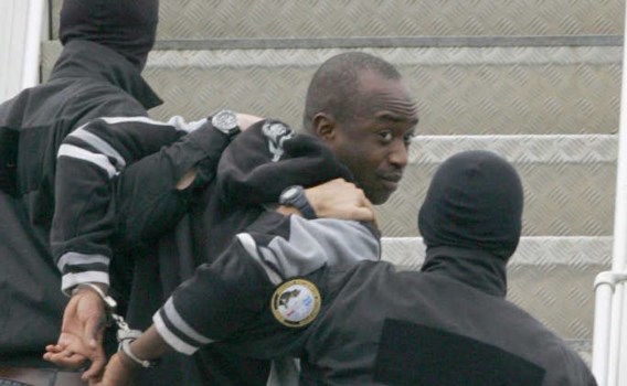 Youssouf Fofana, leider van de 'bende der barbaren', bij zijn uitlevering van de Ivoorkust naar Frankrijk. afp