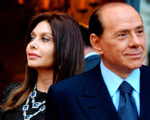 Een foto uit 2004 van premier Berlusconi en zijn vrouw, Veronica Lario, wachtend op het echtpaar Bush. ap