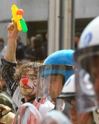 Het studentenprotest in Louvain-la-Neuve was ook ludiek.blg