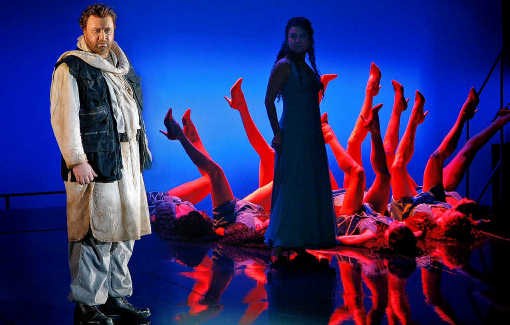 Samson (Torsten Kerl) wordt verleid door Dalila (Marianna Tarasova): brave plaatjes.Vlaamse Opera