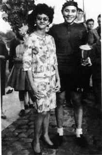 Marianne Leyre in 1961, met zwarte haren én de eerste beker voor Eddy Merckx.