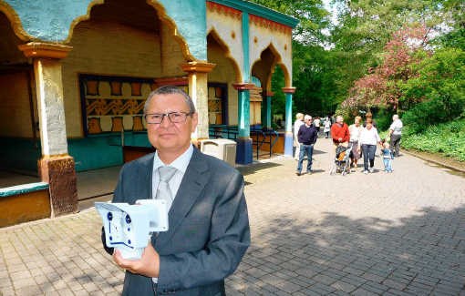 Luc Verbeurgt van Mobotix toont een camera, zoals er in Bellewaerde Park zeventig hangen. pli