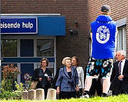 Koningin Beatrix verlaat de Isala Klinieken in Zwolle, waar ze slachtoffers van Karst Tates heeft bezocht.anp