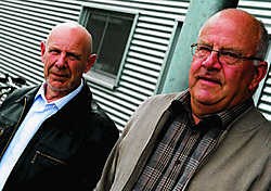 Vrijwilliger Wilfried De Fevere (rechts) gaat samen met zijn buurman Roland Tousseyn op huisbezoek bij 80-plussers.Stefaan Beel