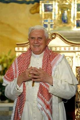 Benedictus doet schoenen niet uit in moskee