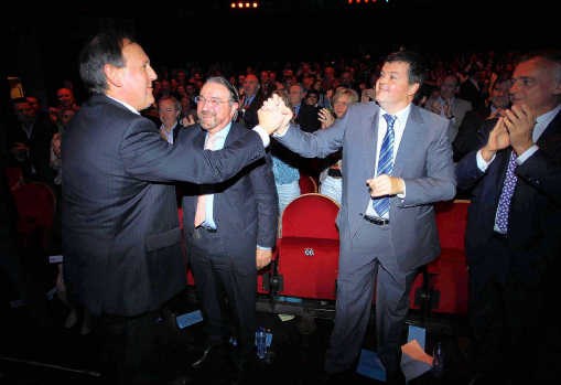 Bart Somers (r.) feliciteert Dirk Van Mechelen (l.) met zijn speech. Van Mechelen was de ster van de dag.belga