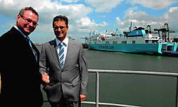 Joachim Coens en Bas van Helden, route director van de nieuwe ferrylijn (links): 'Zeebrugge is de enige haven in Europa die een rechtstreekse verbinding heeft met Schotland.' Michel Vanneuville