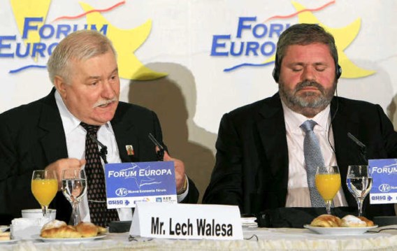 De Poolse ex-president Lech Walesa (links), hier samen met de Spaanse Libertaskandidaat Miguel Durán, voert een anti-Europese campagne. epa