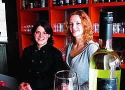 Karen Van Loon en Suzanne Hermus aan de toog van hun restaurant Mimosa.Neel Vermeiren