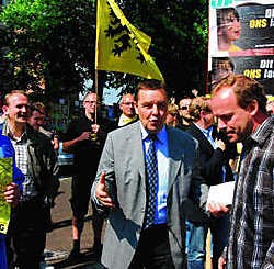 Thierry Damien (UF) in discussie met Mark Demesmaeker (N-VA). Yvan De Saedeleer