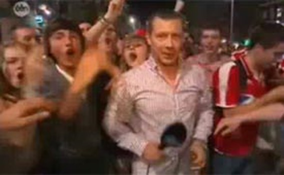 VIDEO: Reporter moet 'meevieren' met supporters Standard
