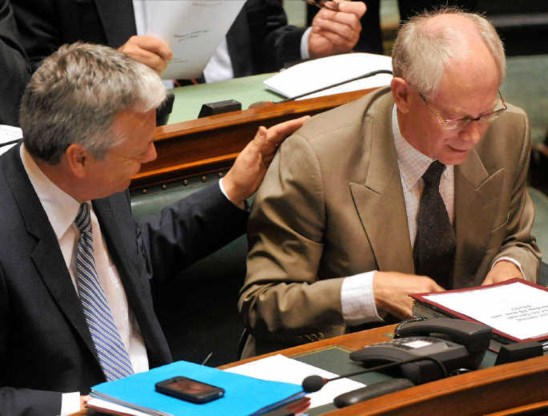 'Kapitein van het stuurloze schip' Herman Van Rompuy krijgt een bemoedigend schouderklopje van Didier Reynders. photo news