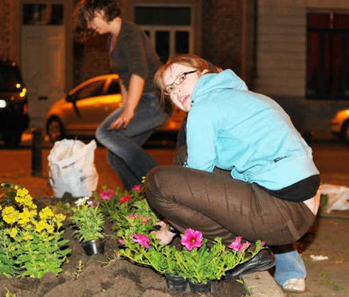 Het Casinoplein kreeg de Gentse primeur van het nieuwe fenomeen 'guerillagardening'.Monica Monté