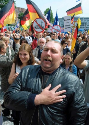 Een extreemrechtse demonstrant op de meeting 'tegen de islamisering' op 9 mei in Keulen, waar de grootste moskee van Europa verrijst.reuters