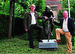 Frank Vervaeck en Yves Goemaere tonen trots het nieuwe beeld voor Jef Planckaert. Jan Decock